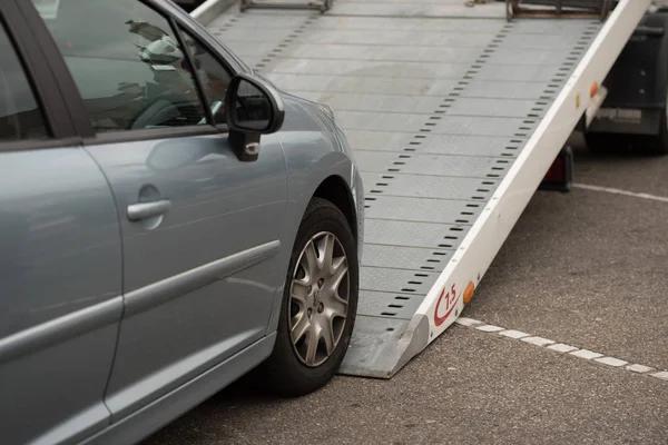 Emergency Roadside Towing Tips for Drivers